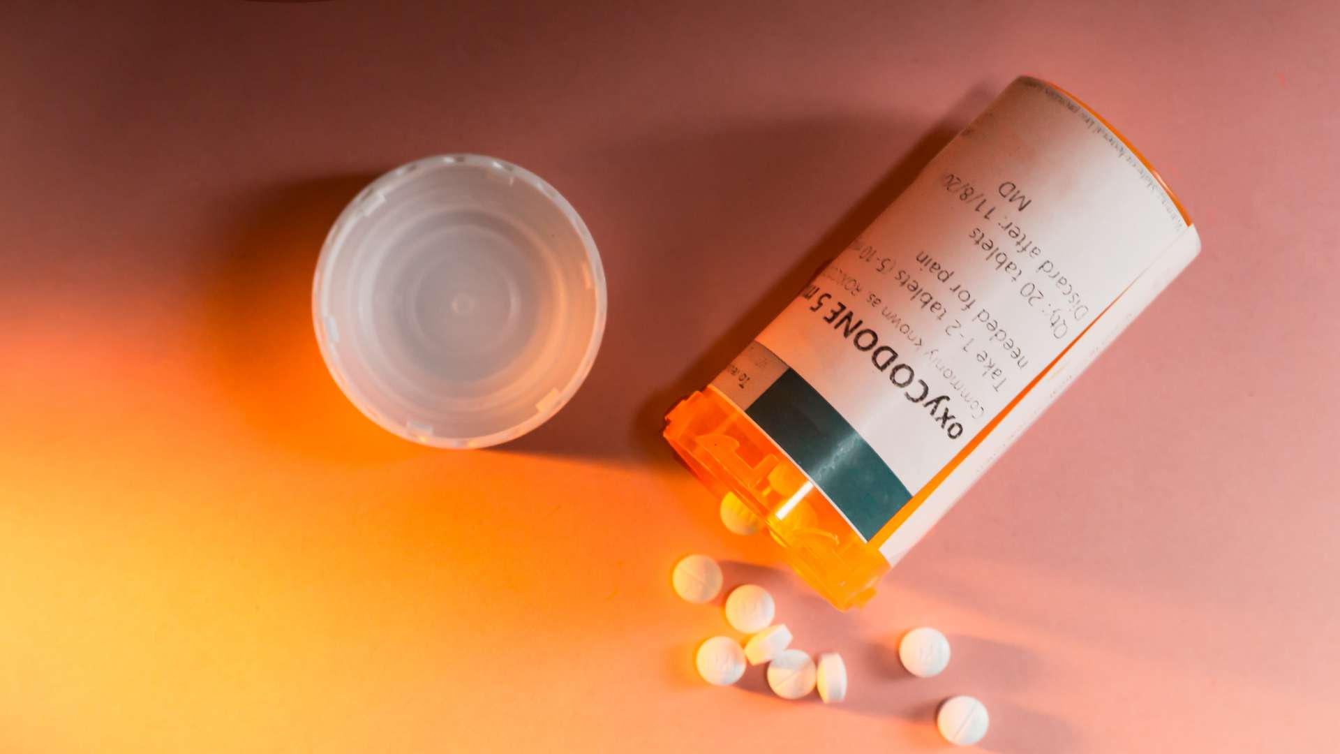 Kratom-and-Oxycodone-Dangerous-Combo-or-Potential-Alternative